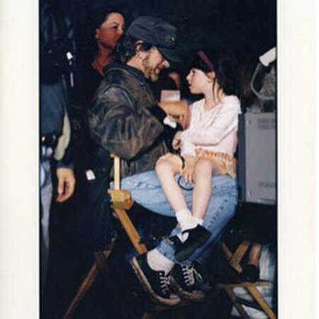 Sasha sur les genoux de son père Steven Spielberg