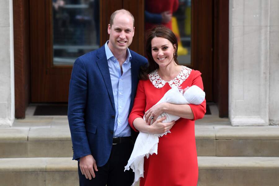 Après des heures d'attente, Kate Middleton et le prince William ont ENFIN présenté leur royal baby.