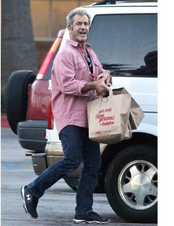 Mel Gibson fait lui-même ses courses au supermarché à Malibu, et ça le met de bon poil !