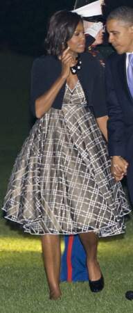 Cardigan court et robe 50's : un classique pour Michelle Obama