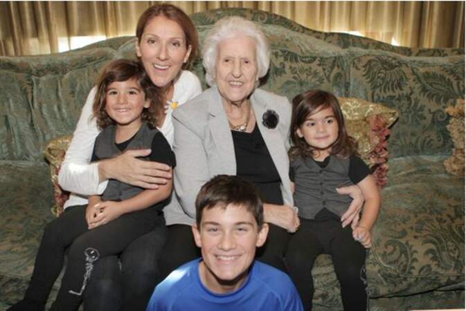 Céline Dion avec sa mère et ses trois fils