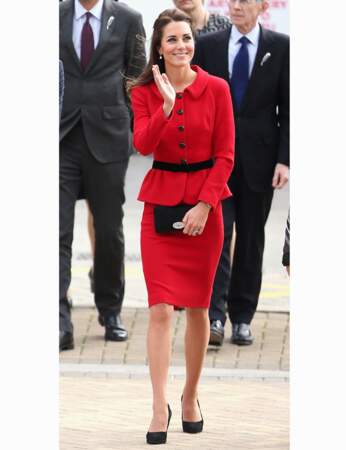 Kate en rouge, dans une robe Luisa Spagnoli qui souligne joliment sa taille