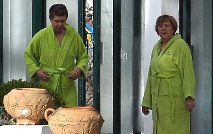 Angela et Joachim sont parfaitement assortis dans leurs peignoirs verts