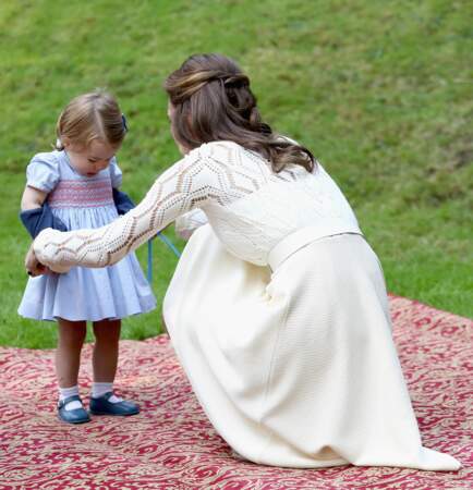Comme toutes les mamans du monde, Kate Middleton galère pour retirer son gilet à sa fille