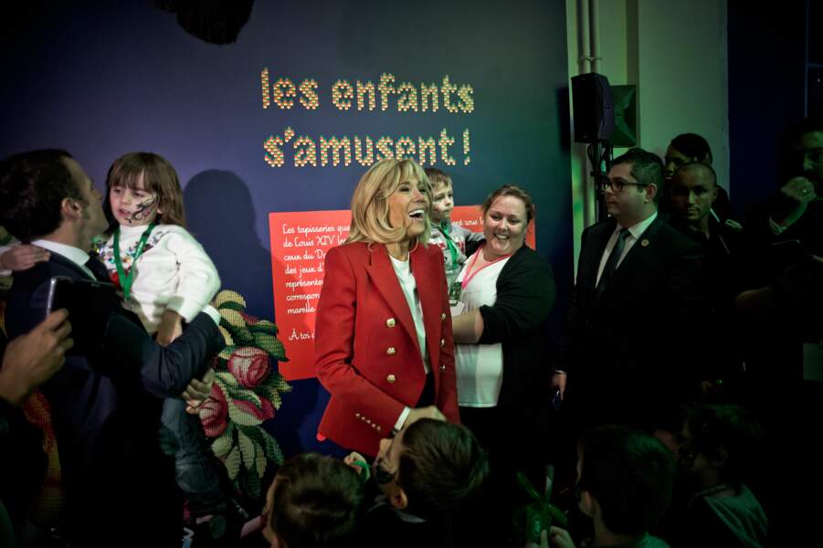 Rayonnante, Brigitte Macron joue à la Mère Noël aux Gobelins