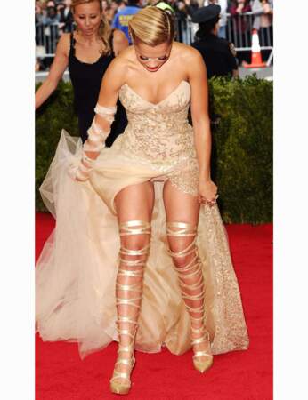 Rita Ora nous a montré sa culotte, tranquillou