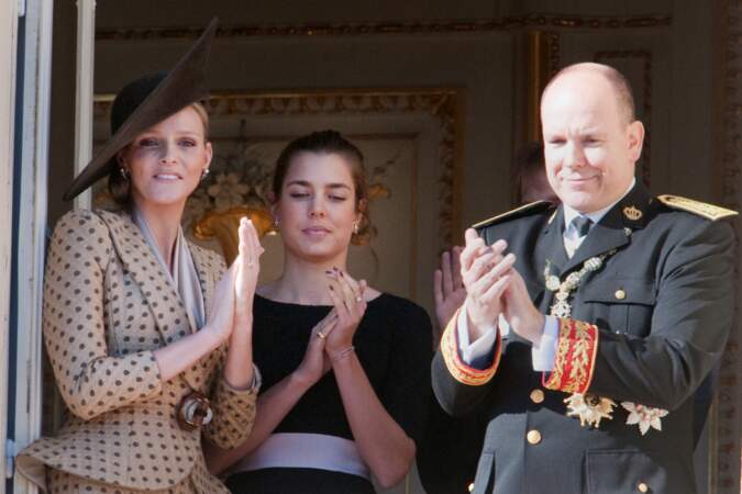 19 novembre 2010 : Charlotte Casiraghi, 24 ans, est entourée de Charlene Wittstock et du prince Albert de Monaco