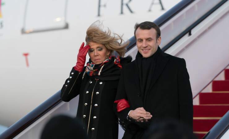 Emmanuel Macron et Brigitte Macron à la sortie de l'avion à Pékin (avec beaucoup de vent)