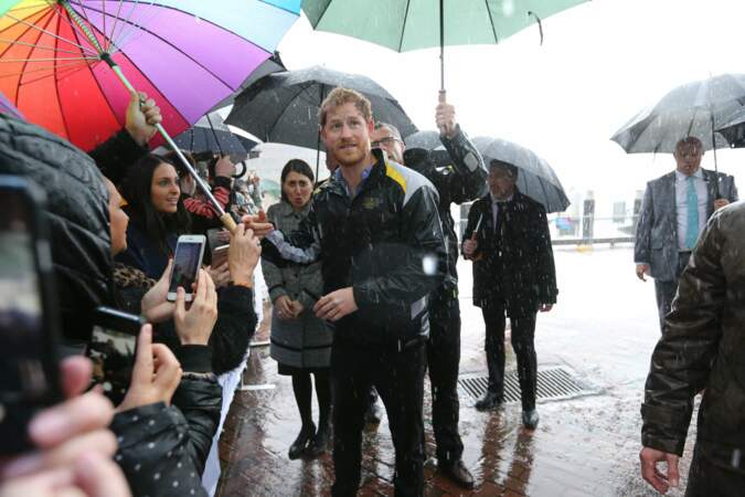 Le prince Harry rend visite à ses fans sous une pluie battante à Sydney 