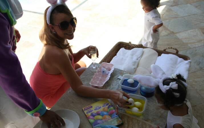 Mariah Carey supervise l'atelier peinture, une coupe de champagne à la main...