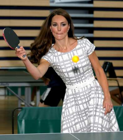 Kate est bien décidée à gagner au ping-pong (juillet 2012)