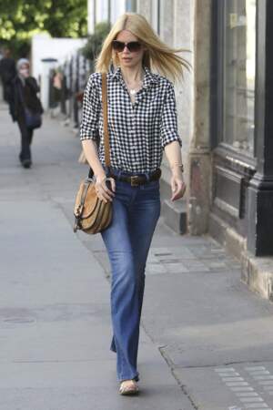 Claudia Schiffer, parfaite en blouse vichy pour un look aux accents 70's