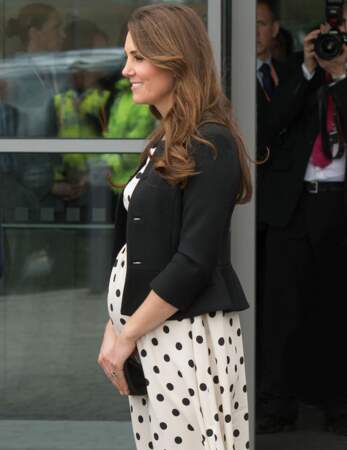 26 avril : petite robe de grossesse cintrée juste en dessous de la poitrine, Kate est radieuse