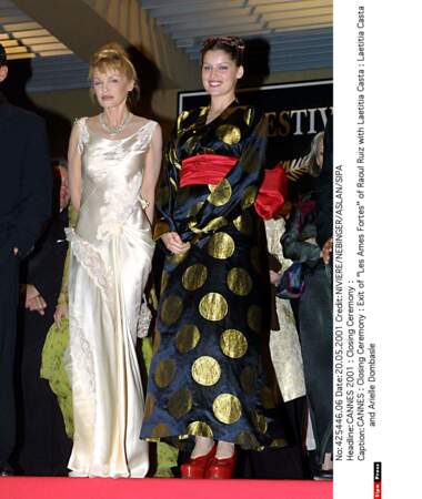 Laetitia Casta en 2001. On dirait que son kimono a une grosse varicelle.