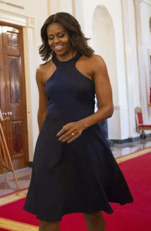Michelle Obama en petite robe noire, bon point pour l'encolure "ras du cou"
