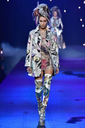 Défilé Marc Jacobs : Bella Hadid a défilé pour le créateur en mini robe transparente sous un manteau