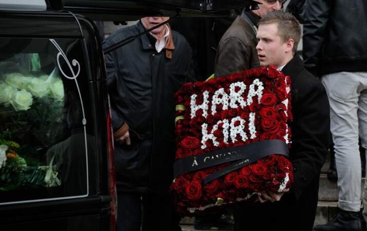 Une gerbe de fleurs au nom d'Hara Kiri, le journal satirique qu'il a fondé
