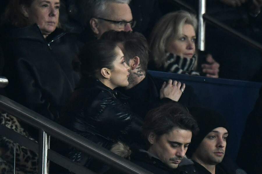 David Beckham et Bella Hadid dans les tribunes du Parc des Princes pour le match PSG-Real, le 6 mars