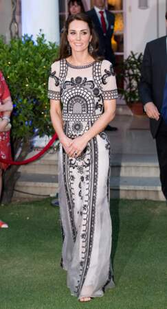 Pour le 2ème jour de voyage officiel, Kate Middleton avait choisi une robe Temperley London estimée à 3 700 €