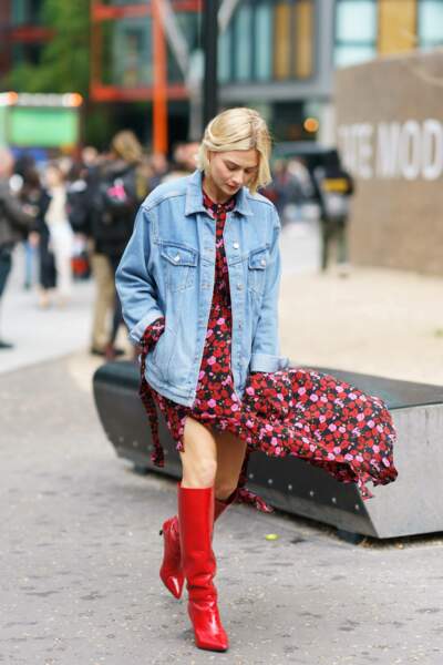 Fashion Week printemps-été 2018 : cuissardes rouges et maxi veste en jean pour la styliste Pandora Sykes