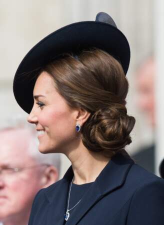 Kate Middleton en bleu marine avec son bibi
