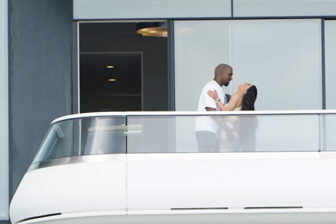 Kim Kardashian et Kanye West sur la terrasse de leur nouvel appartement à Miami