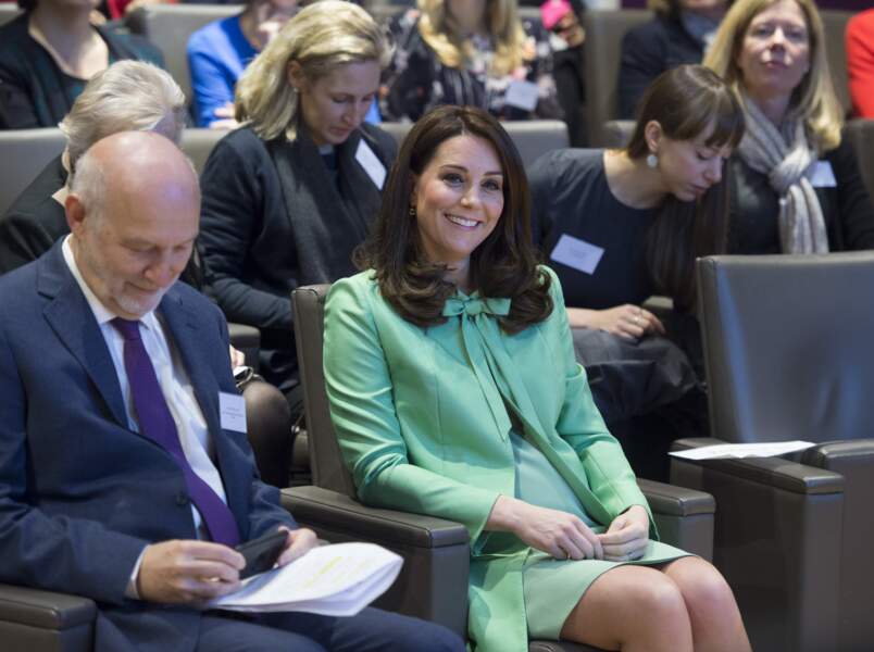 Kate Middleton enceinte en robe Jenny Packham, à un symposium sur les maladies mentales, à Londres, le 21 mars
