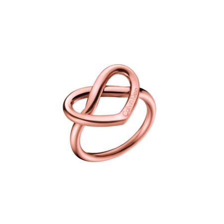 Bague. En acier inoxydable poli avec revêtement en PVD rose, 59€, Calvin Klein.