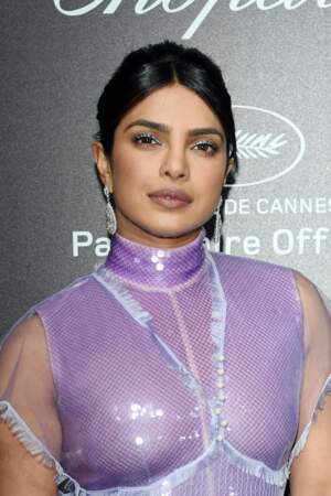 Cannes 2019 : Priyanka Chopra opte pour un chignon bas et une raie au milieu 