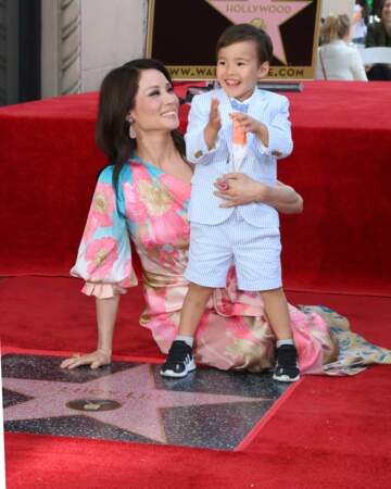 Lucy Liu et son fils Rockwell Lloyd sur Hollywood Boulevard
