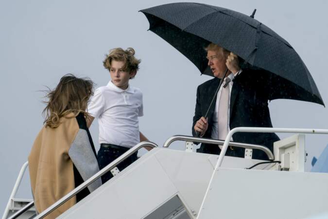 TrumpDonald Trump protège sa coiffure au dépend de Melania et son fils Baron