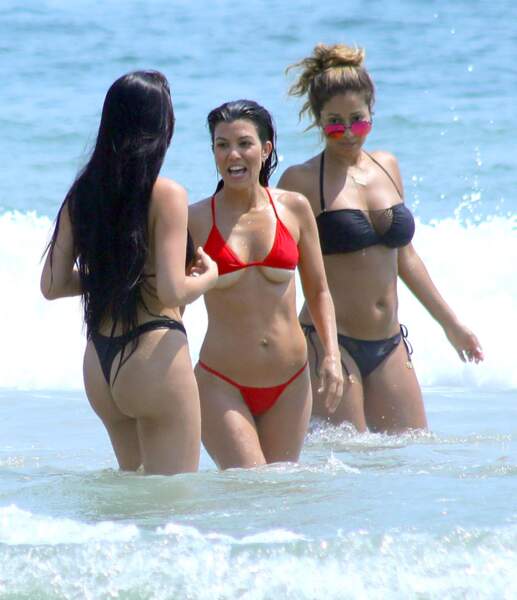 Kourtney Kardashian à Mexico : son bikini rouge est beaucoup trop petit ! 
