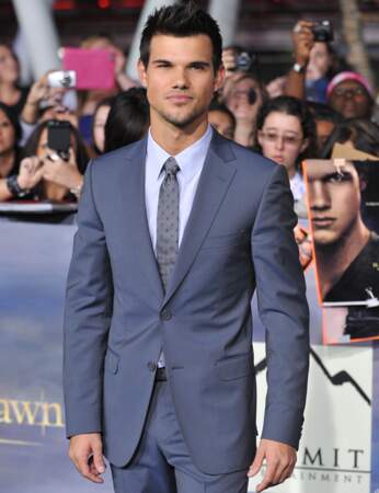 Taylor Lautner en costume gris
