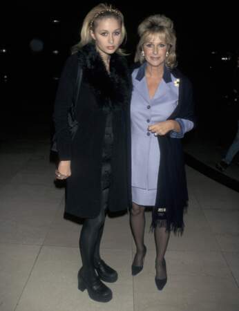 Paris Hilton et sa mère Kathy le 10 novembre 1997 (matez les chaussures de Paris !)