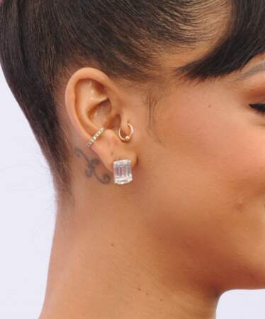 Le tatouage à l'oreille de Rihanna