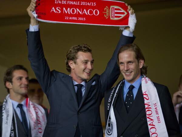 Il brandit fièrement son écharpe aux couleurs de Monaco