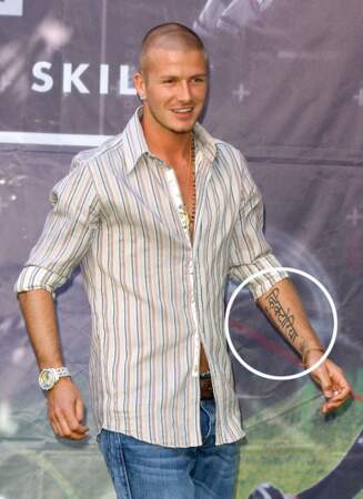 Tatouages de stars: il voulait "Victoria" en sanskrit, David Beckham a eu "Vihctoria"