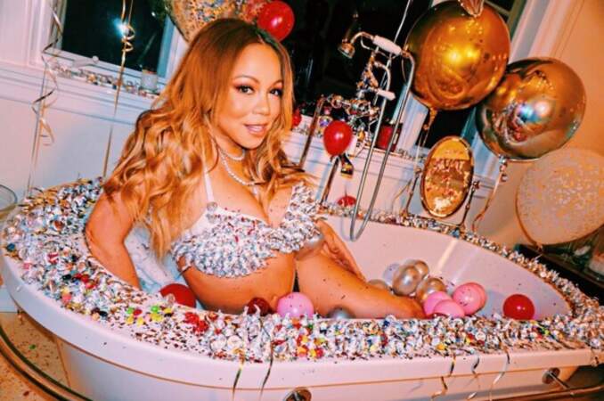 Mariah Carey s’éclate dans son bain avec un bikini en cristal vraiment très bizarre