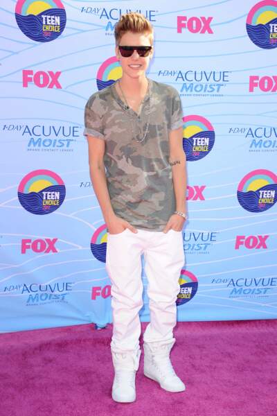 En 2012, nouvelle touche de coolitude pour JB, à coups de pantalon blanc et t-shirt militaire.