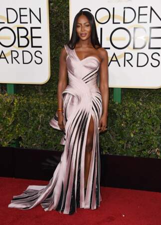 Golden Globes 2017 : Naomi Campbell en Atelier Versace