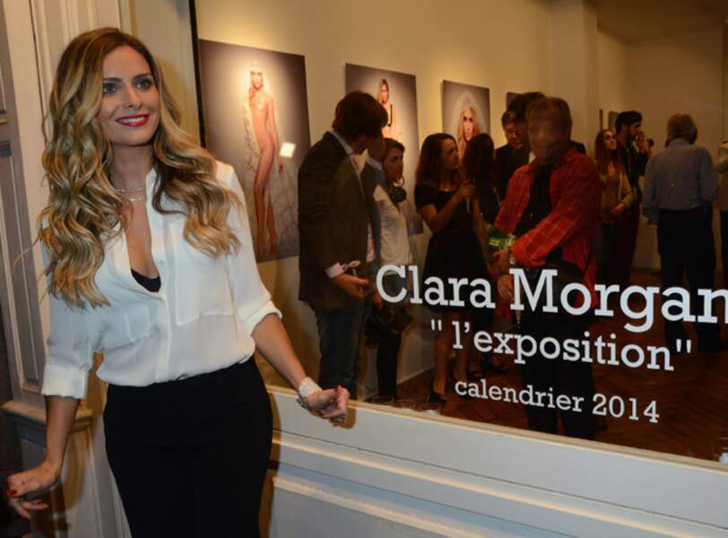 Clara Morgane présente les clichés de son calendrier 2014