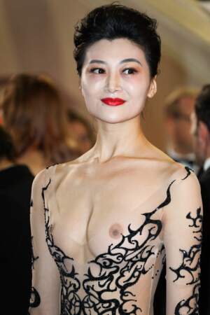 Festival de Cannes : une invitée pose seins nus à l'avant-première de Leto