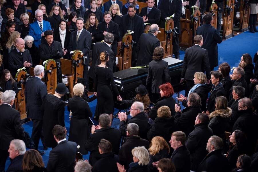 Céline Dion suit le cercueil 