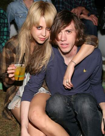 Peaches Geldof fut mariée à Max Drummey d'août 2008 à février 2009. Soit 6 mois.