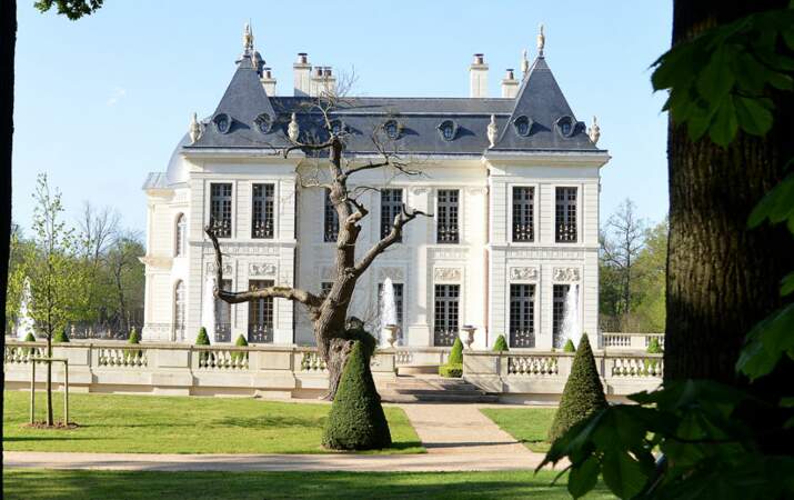 Ce matin, Kim a visité le château de Louveciennes en vue de leur mariage. Versailles, en fait, c'est trop kitsch