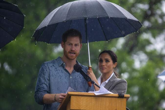 Malgré la pluie, le duc et la duchesse de Sussex se lancent dans un discours au Victoria Park de Dubbo