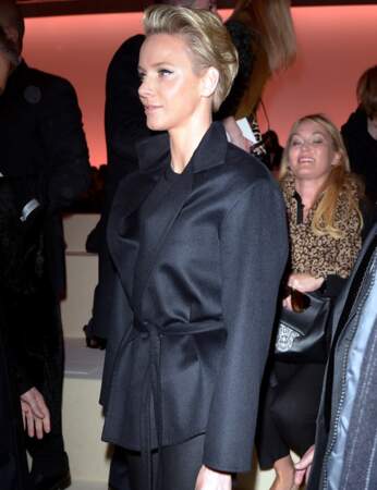 Charlène très élégante dans son manteau noir chic