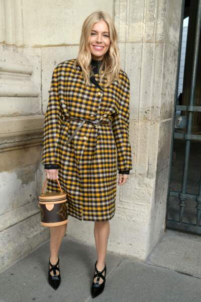 Sienna Miller au défilé Louis Vuitton, mardi 5 mars au Louvre, à Paris