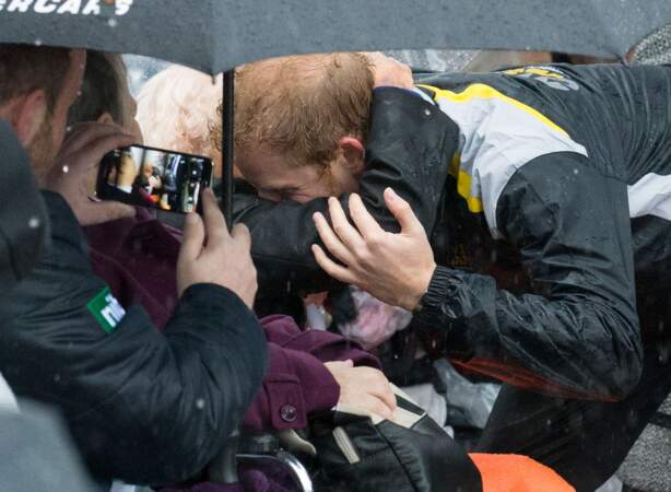 Le prince Harry rend visite à ses fans sous une pluie battante à Sydney 