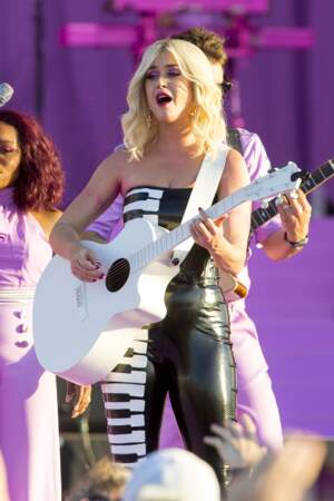 Katy Perry très excentrique, elle répond aux rumeurs de grossesse en plein concert